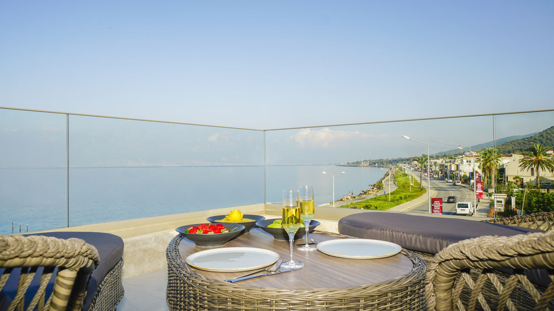 Rudis Hotel terasından İzmir Körfezi manzarası
