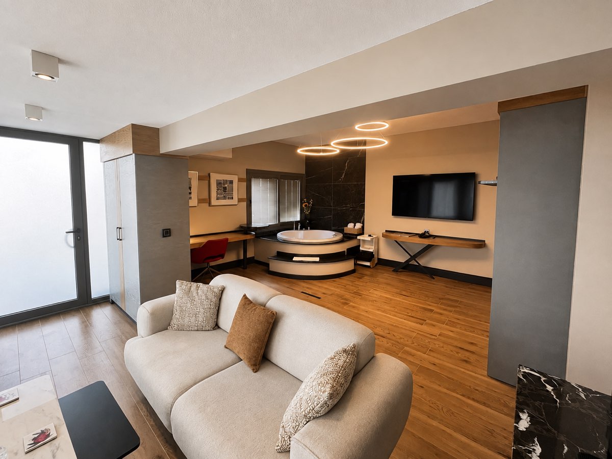 Family Suite — jakuzili yaşam alanı ve oturma grubu