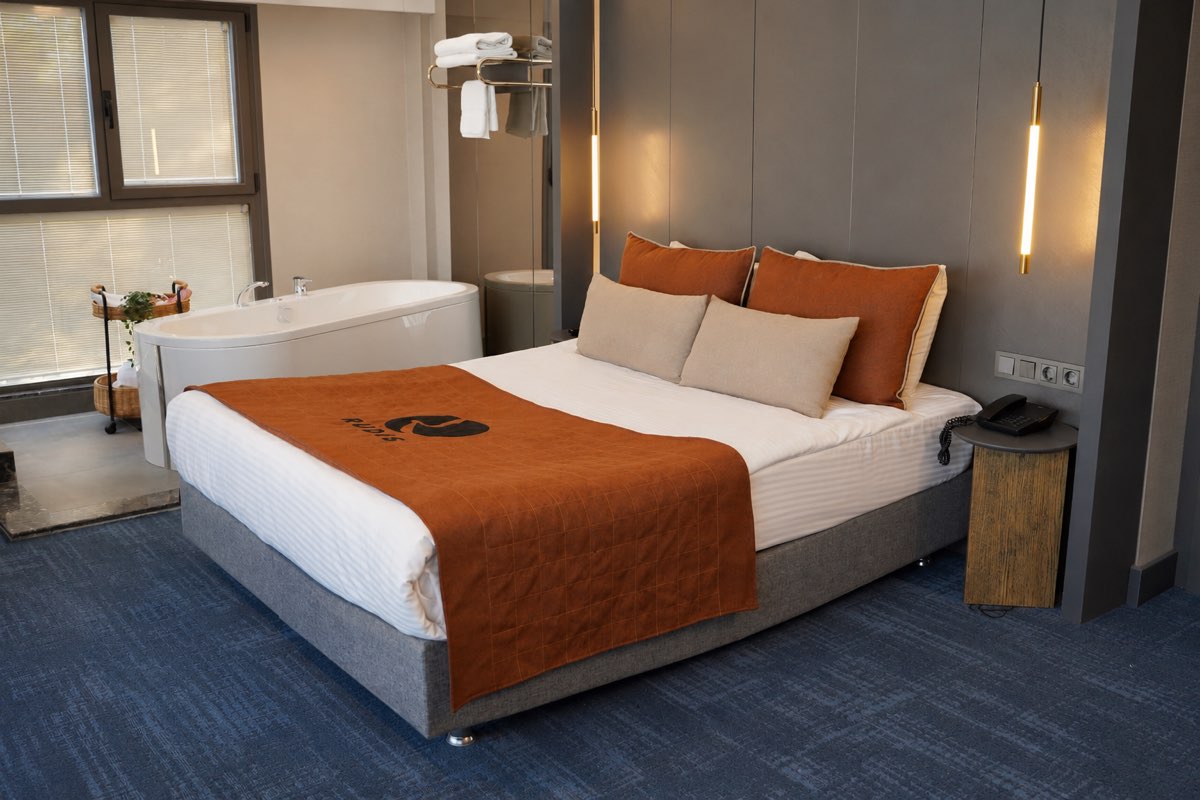 Jacuzzi Suite — oda içi jakuzi ve queen yatak