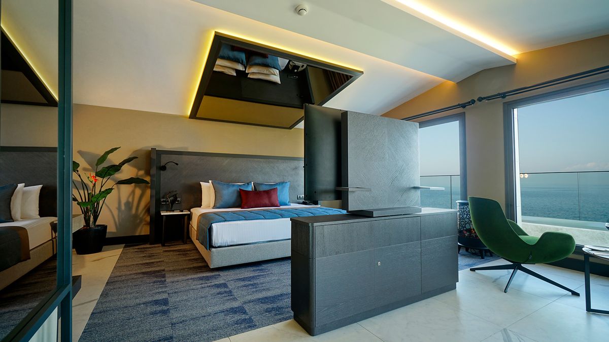 Penthouse — panoramik deniz manzaralı özel teras ve açık hava jakuzisi