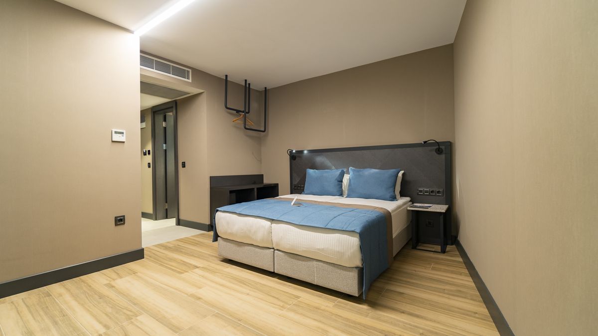 Economy Room — alt katta, penceresiz oda