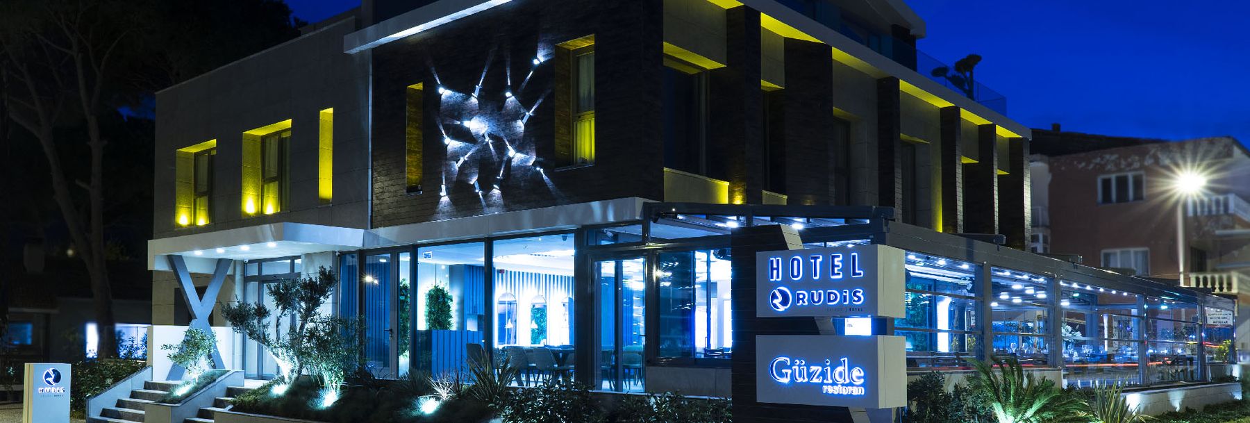 Rudis Hotel ve Güzide Restoran — akşam görünümü